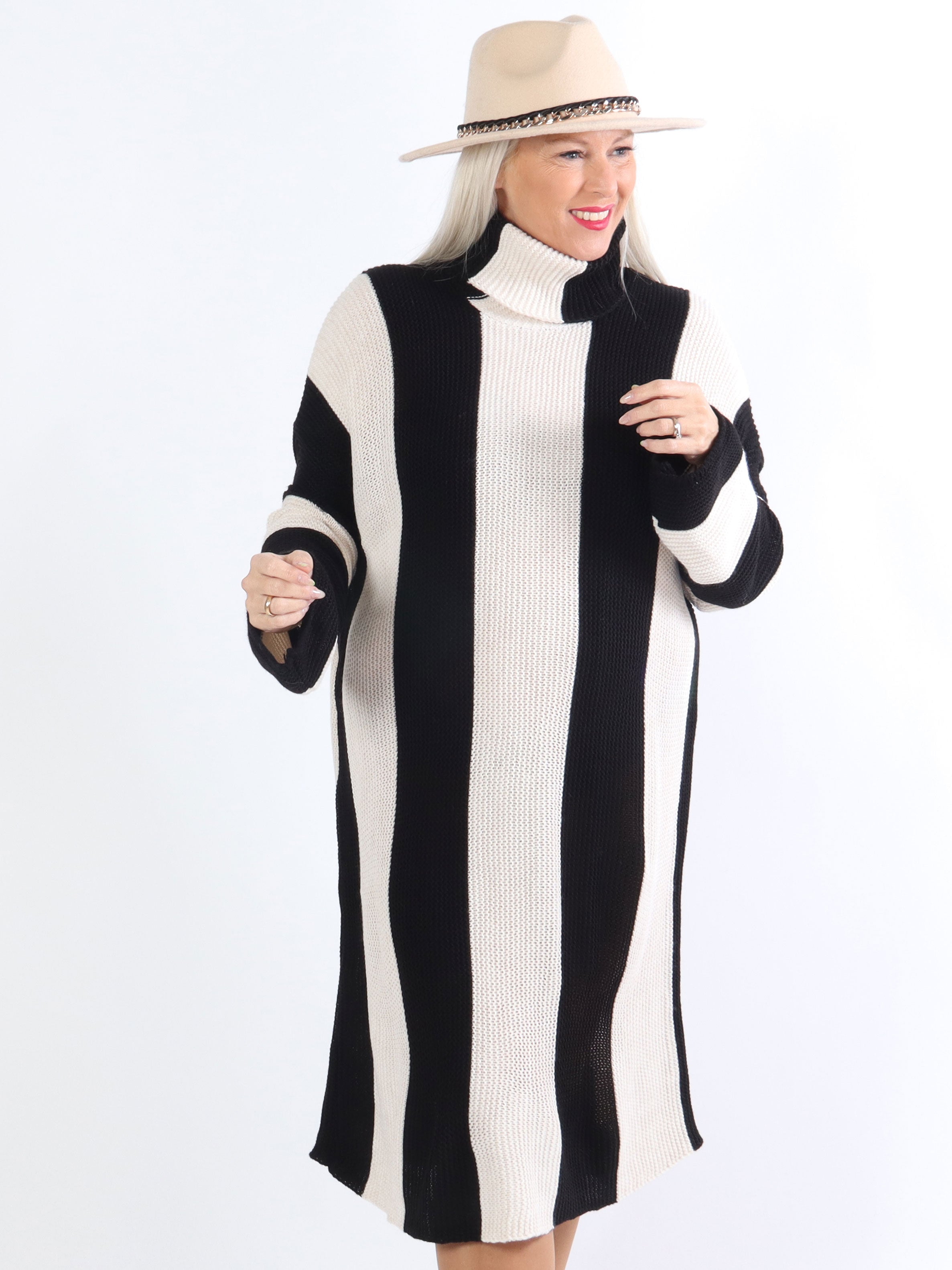 Alitta - Plus size stickad klänning med rullhals - Black